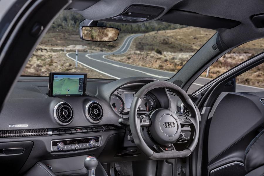 Торпедо Audi RS3 Sportback (8V) 2015 года  (AU) (фото 9 из 30)